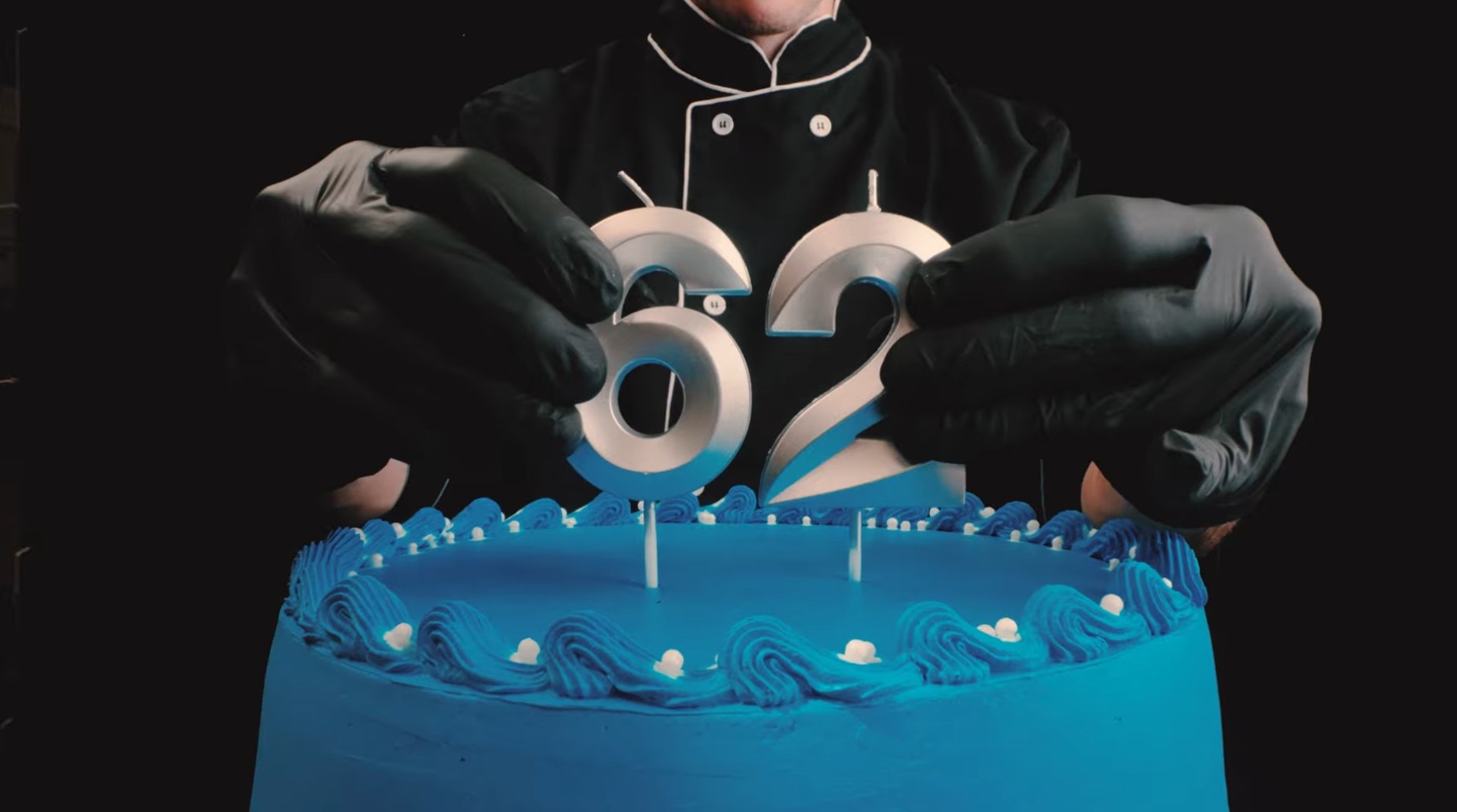 Campanha de 62 anos do Ford Mustang incluiu um bolo e muitas manobras